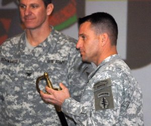 No badges on the commander of 7th Special Forces Group's commander